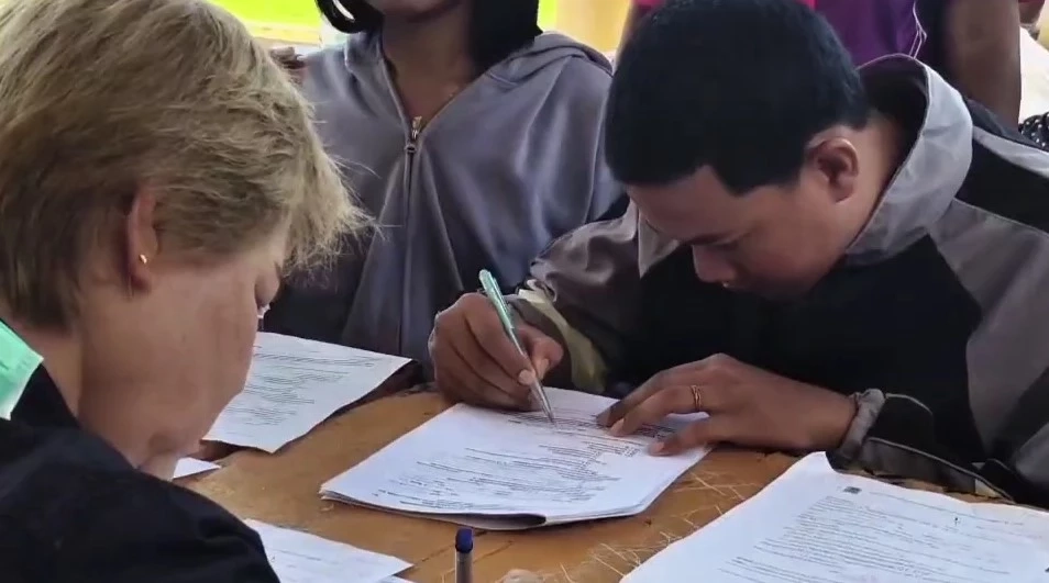 ชาวบ้านดีใจน้ำตาไหล เงินเยียวยาน้ำท่วม 9 พัน เข้าบัญชี