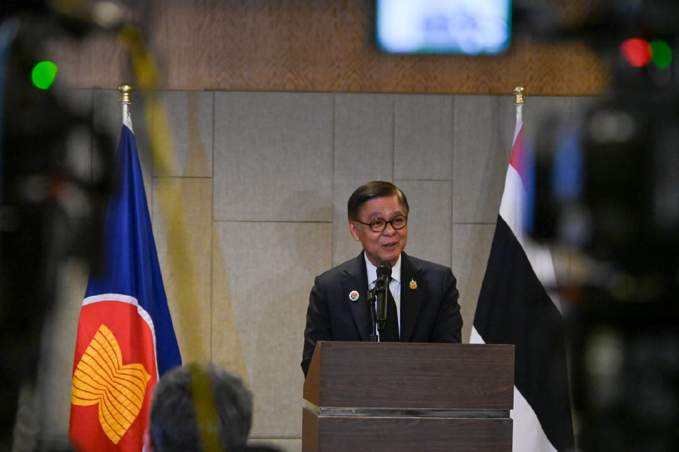 นายสีหศักดิ์ พวงเกตุแก้ว รัฐมนตรีว่าการกระทรวงการต่างประเทศ 