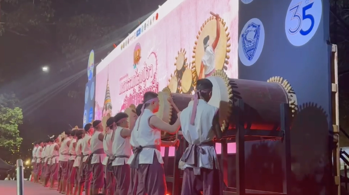 เลาะเวที ”คลั่งรัก ครั่งลำปาง“ ประกวดแฟชั่น ”ผ้าย้อมครั่ง“ เขลางค์นคร