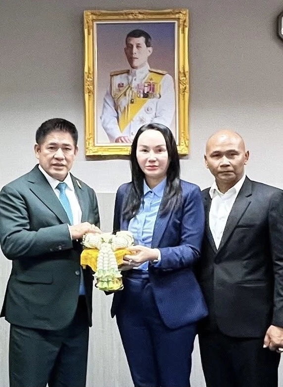 “สจ.จอย” ทักษิณ แก้วสามดวง เข้าแสดงความยินดีกับ ร.อ.ธรรมนัส ในวันที่รับตำแหน่งรองนายกฯ และ รมว.เกษตรฯ