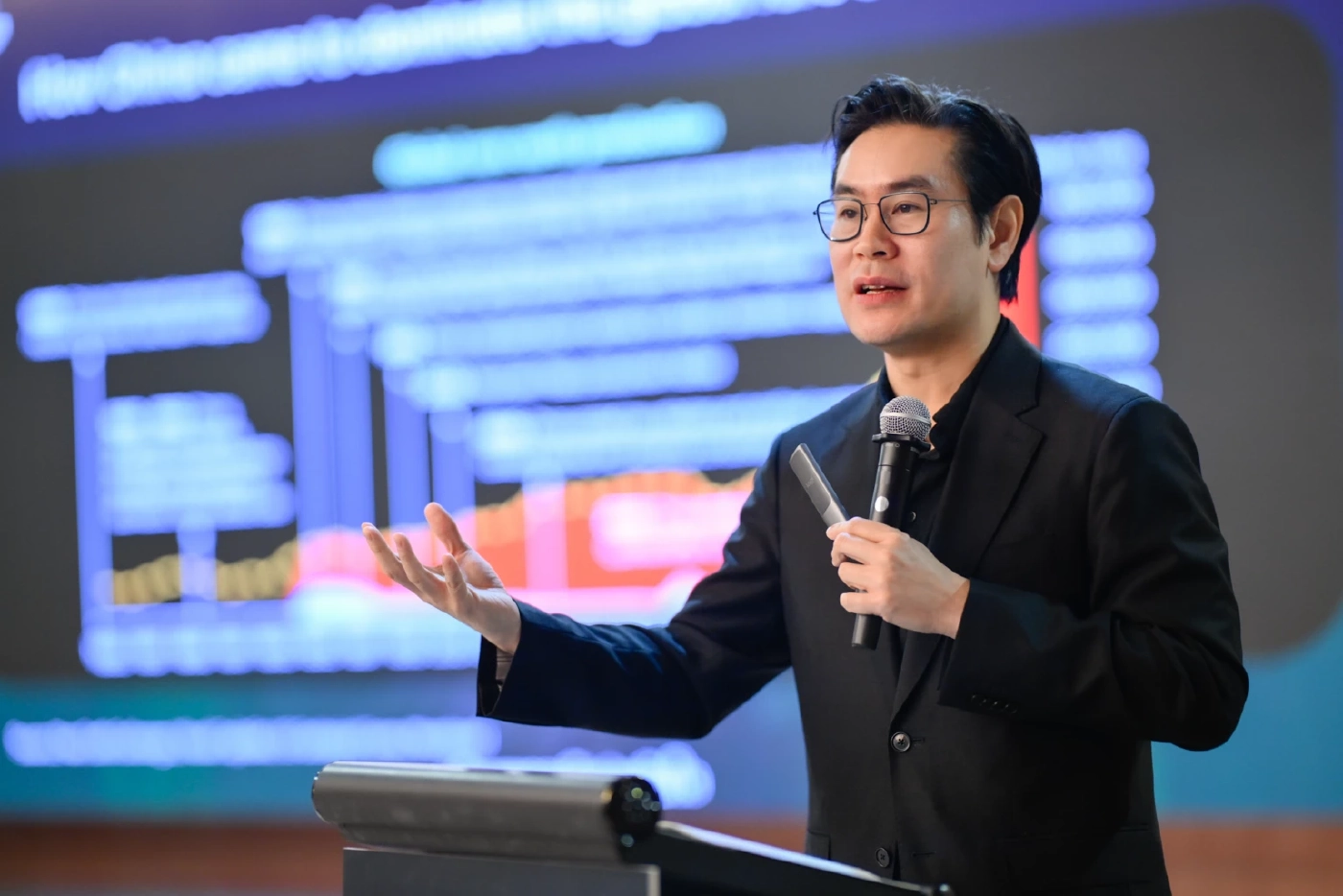 บุรินทร์ อดุลวัฒนะ กรรมการผู้จัดการ และ Chief Economist บริษัท ศูนย์วิจัยกสิกรไทย จำกัด