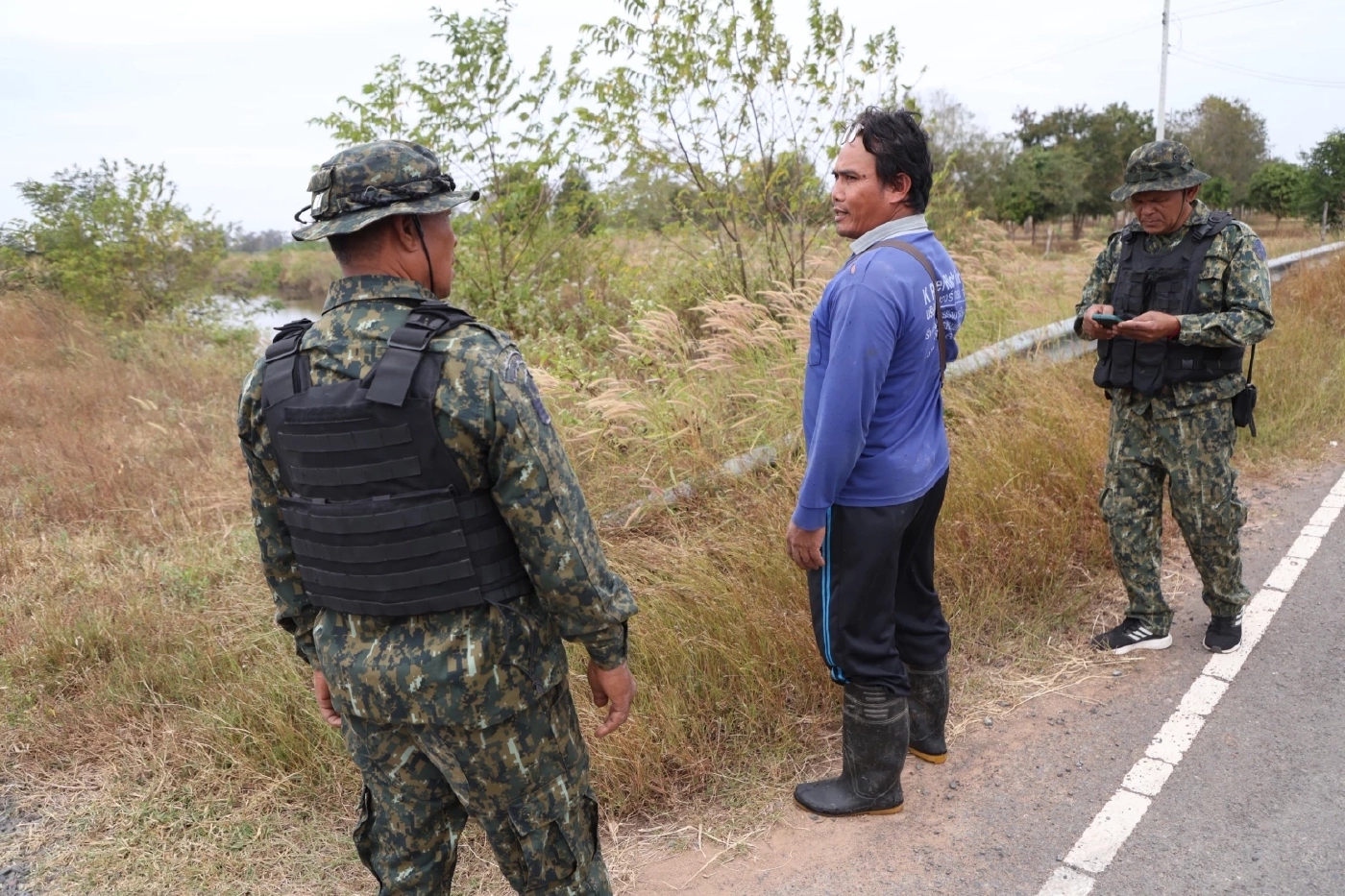 "ทหาร–ตร.พนมดงรัก" ลงพื้นที่ หลังกัมพูชายิงจรวด BM-21 กว่า 50 นัด พบสะเก็ดระเบิดกระจาย