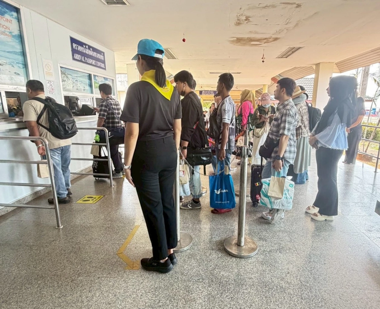 ตม.สตูล จิตอาสา อำนวยความสะดวก แจกขนม-น้ำดื่ม นทท.ปีใหม่ 2569