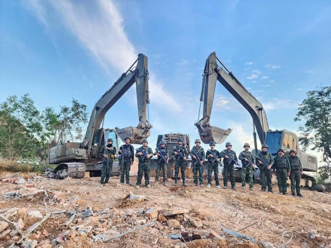 เปิดภาพ "ทหารช่าง" ลุยรื้อถอน "อนุสาวรีย์ตาอม-ตลาดอานม้า"