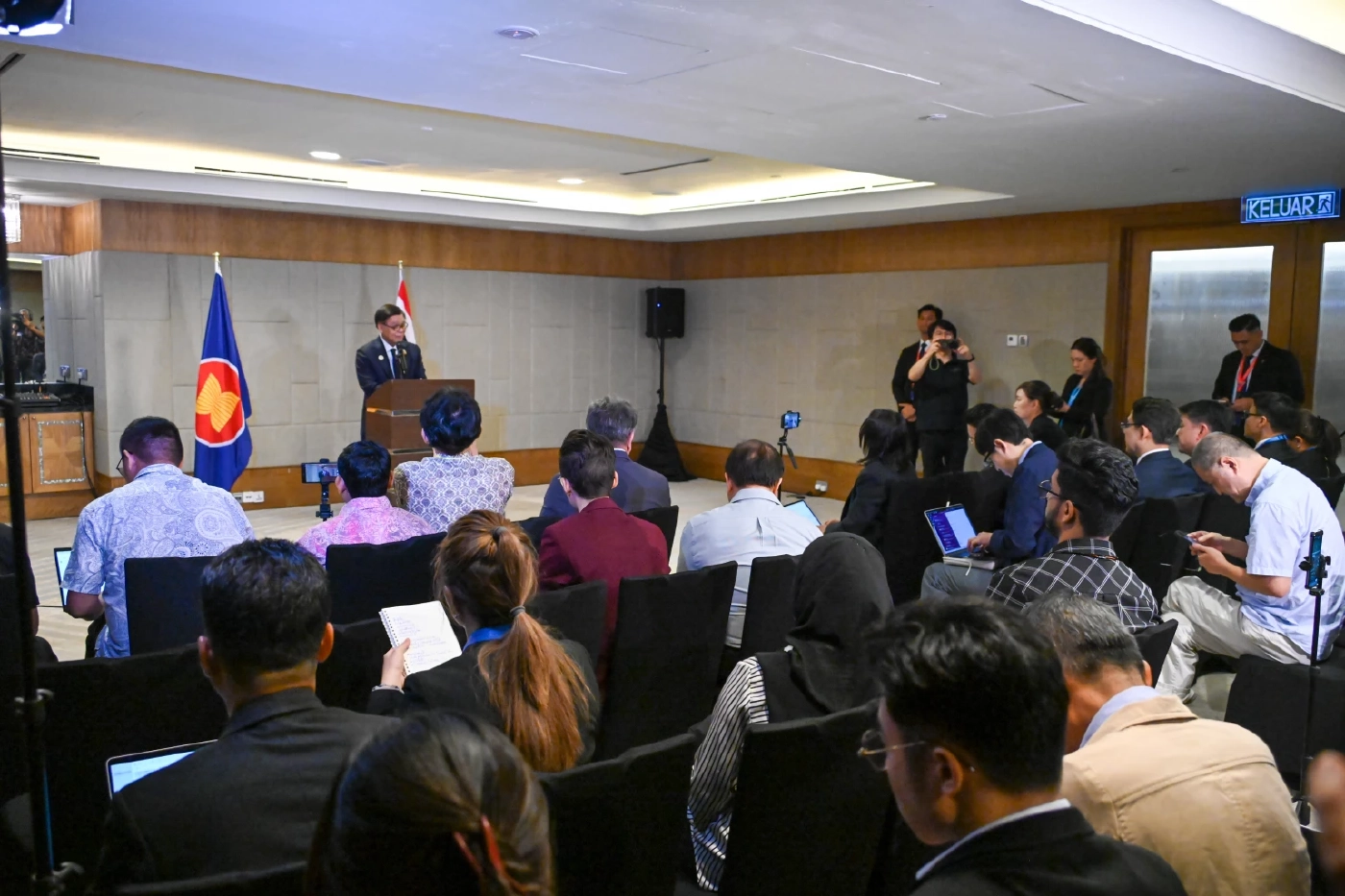 นายสีหศักดิ์ พวงเกตุแก้ว รัฐมนตรีว่าการกระทรวงการต่างประเทศ 