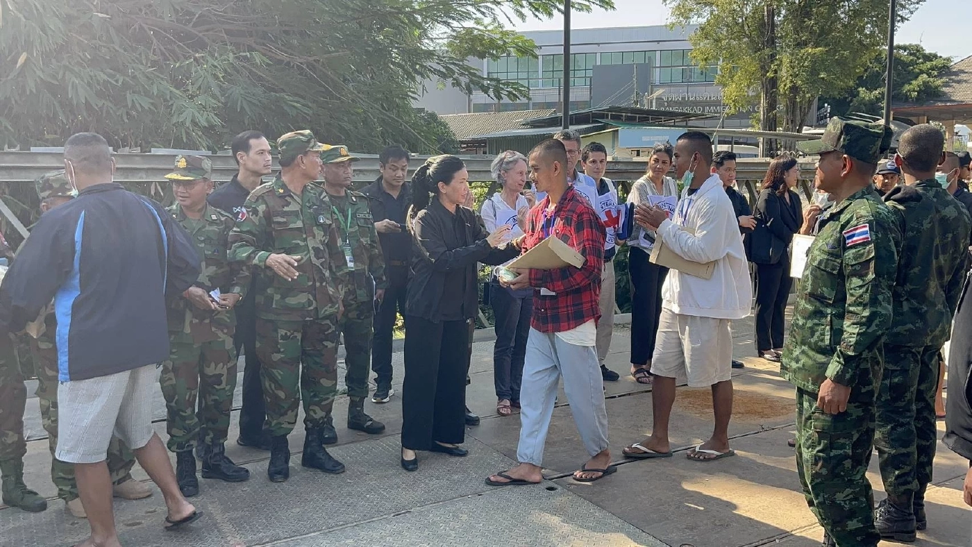 ด่วน! ปล่อย 18 ทหารกัมพูชาแล้ว ที่ด่านถาวรบ้านผักกาด หลังหยุดยิง 72 ชม.