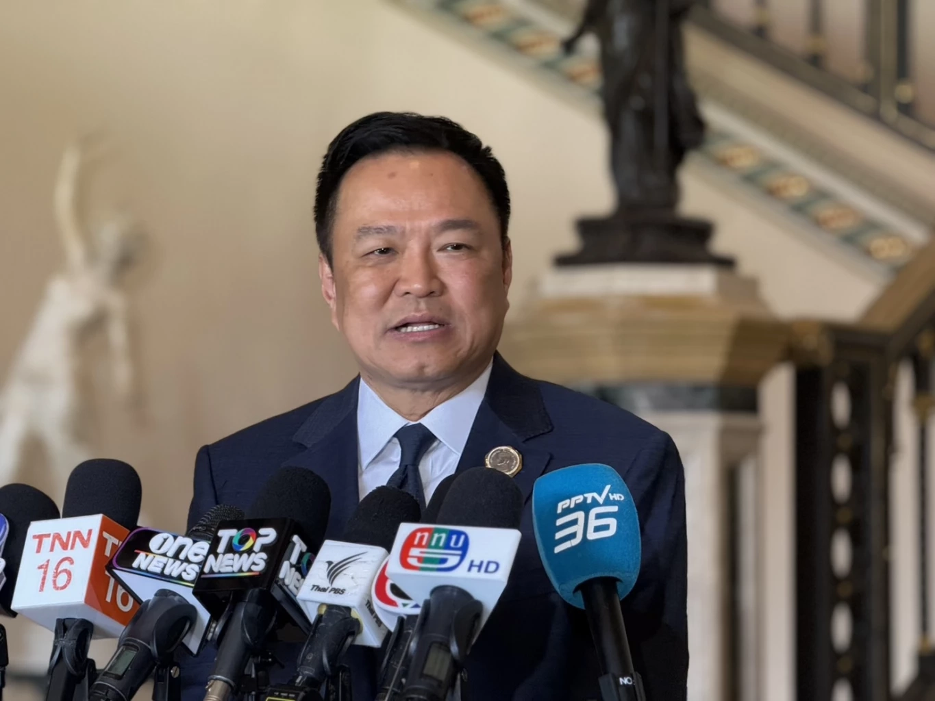 นายอนุทิน ชาญวีรกูล นายกรัฐมนตรี และ รมว.มหาดไทย ในฐานะหัวหน้าพรรคภูมิใจไทย