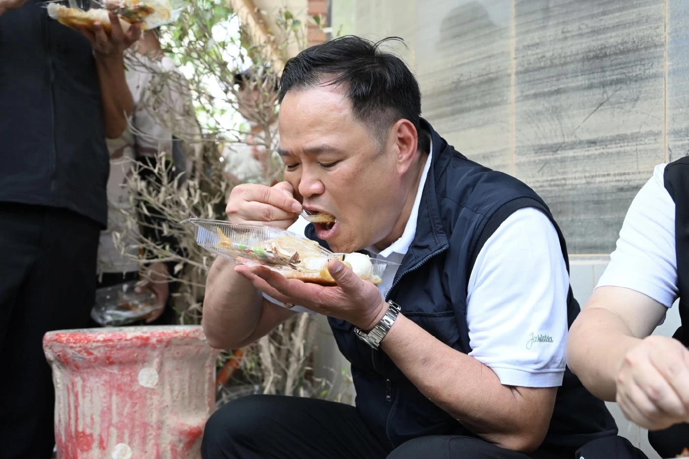 "นายกฯ" ลุยตลาดกิมหยง "นั่งหม่ำข้าวกล่องร่วมกับ อส." เร่งเคลียร์ขยะใน 7 วัน