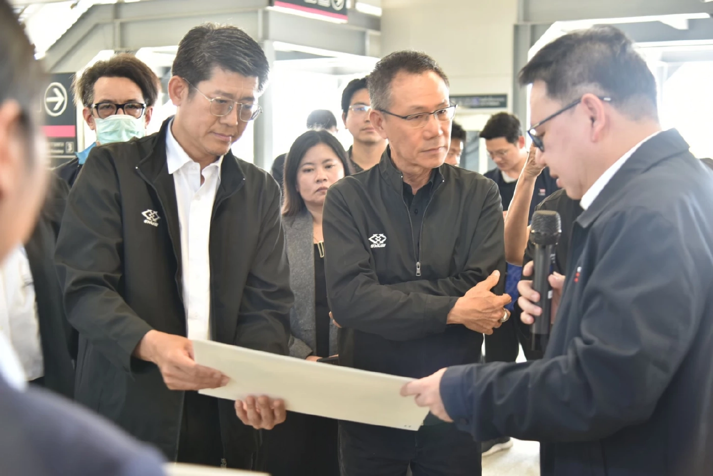 MRT สายสีชมพู เปิดบริการเต็มระบบ หลังระบบรางจ่ายรถไฟฟ้าขัดข้อง