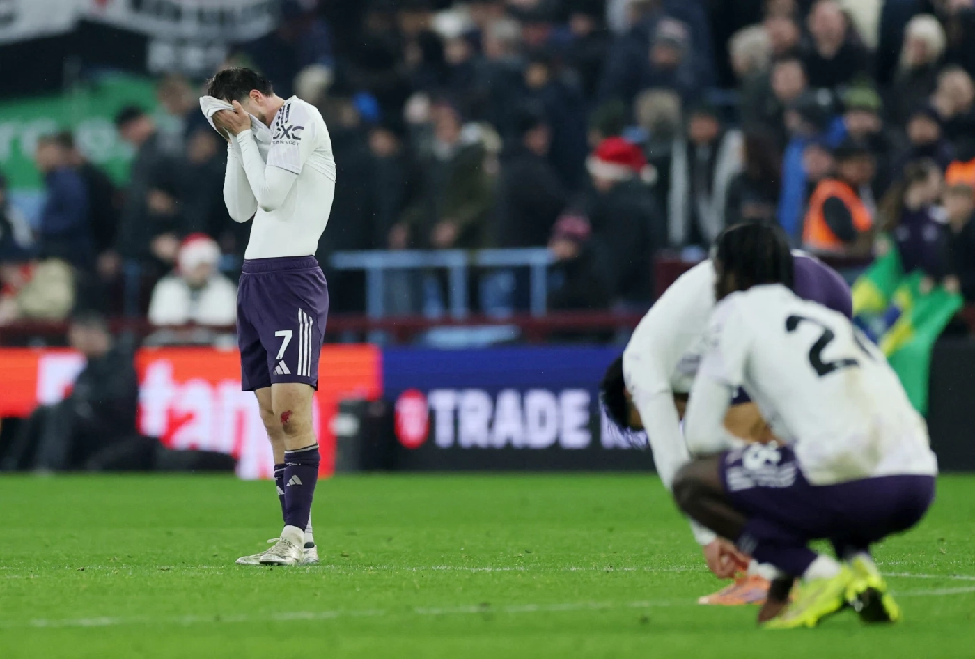 สรุป พรีเมียร์ลีก : วิลล่าเชือดแมนยู 2-1 ทุบสถิติชนะ 10 นัดรวด