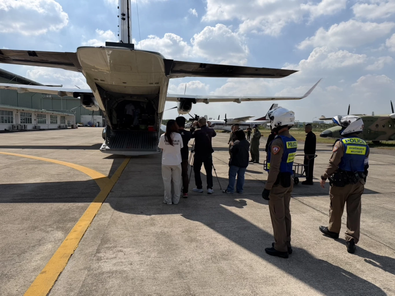 ตำรวจจราจรเปิดทางด่วน นำ "ทหารกล้า" บาดเจ็บจากปะทะชายแดน ส่ง รพ.พระมงกุฎเกล้า