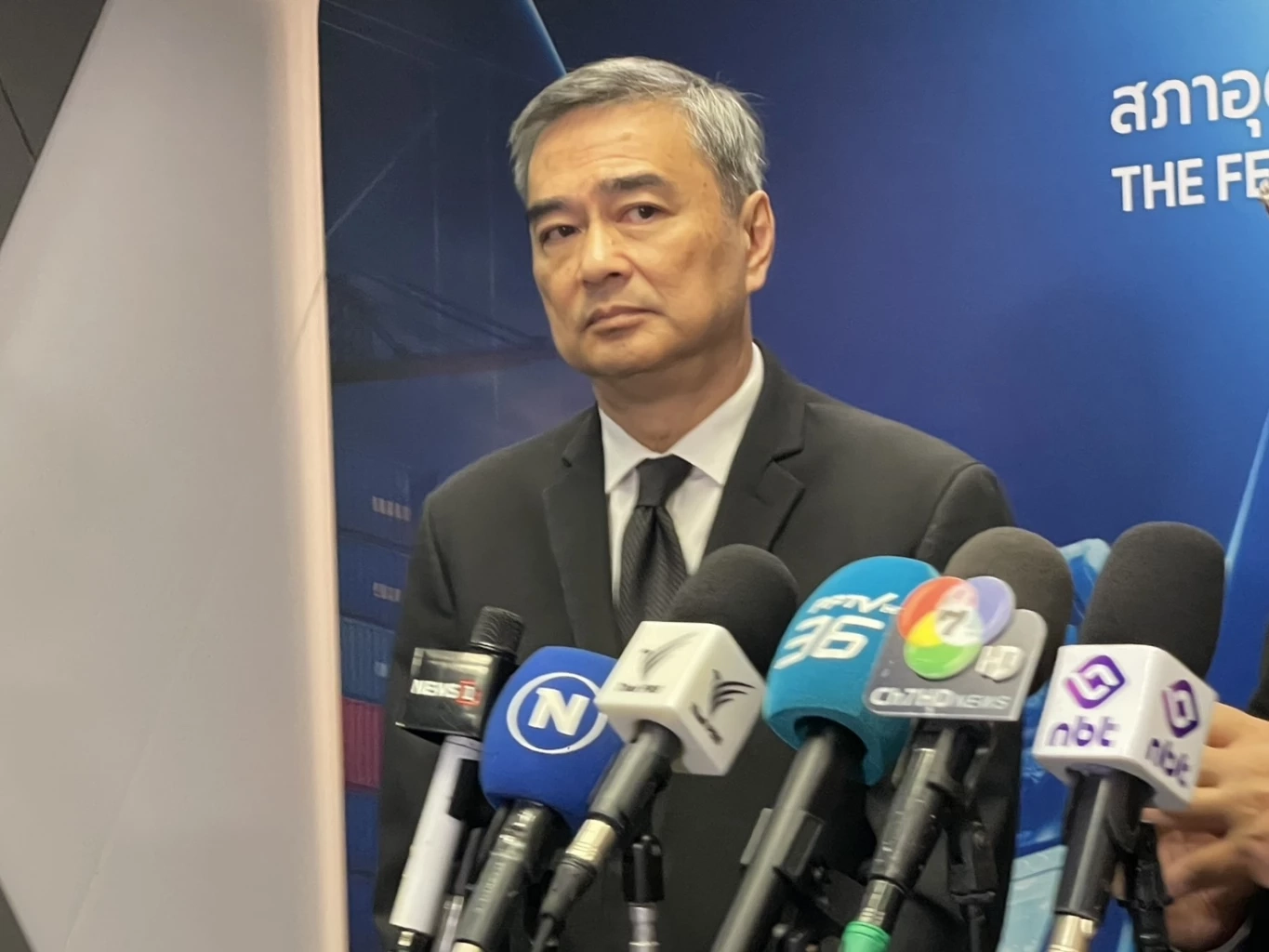 นายอภิสิทธิ์ เวชชาชีวะ หัวหน้าพรรคประชาธิปัตย์ 