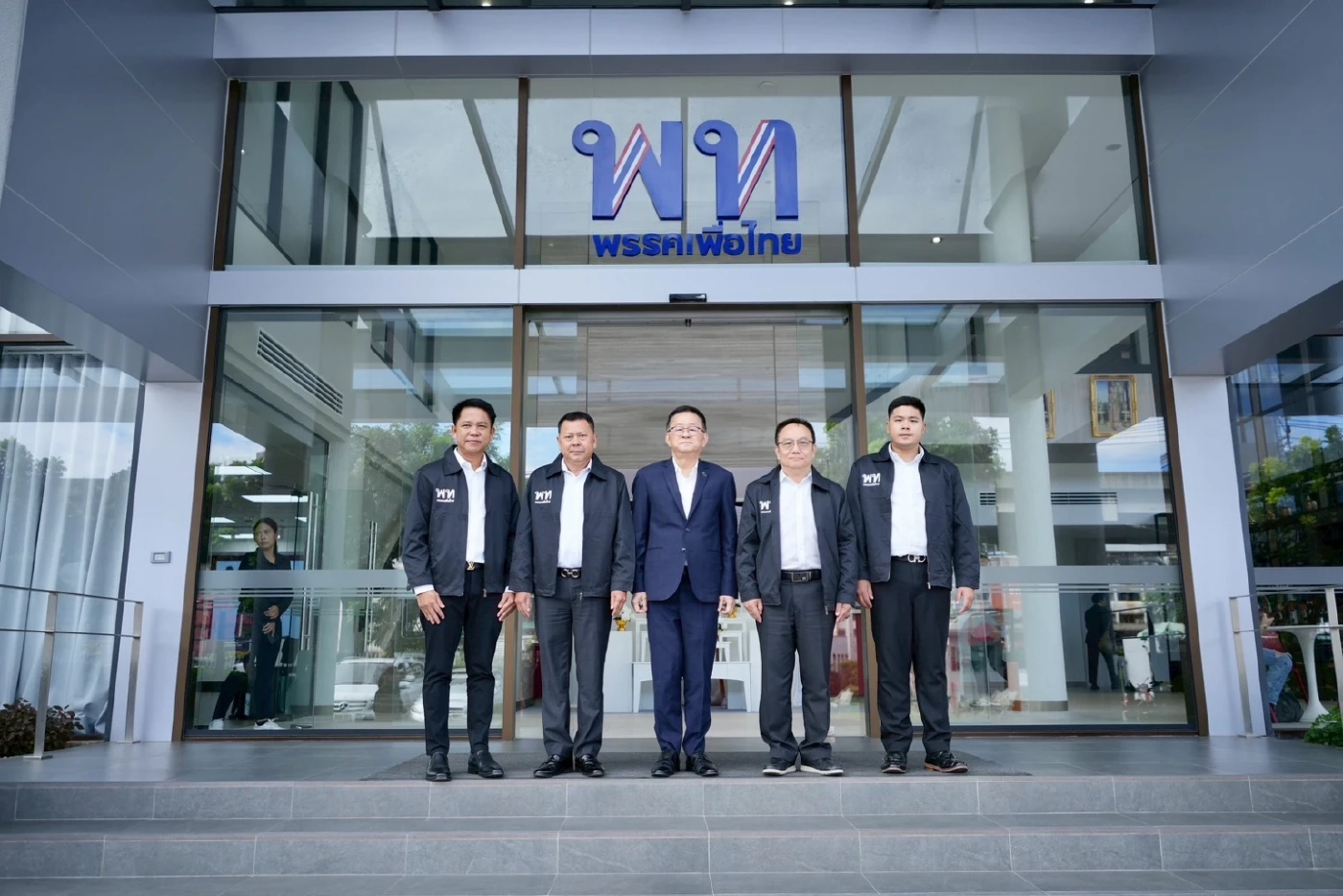 "เพื่อไทย" เปิดศึก "บรรหารบุรี-เจดีย์ใหญ่" หลัง "ลูกท็อปทิ้งมรดกเตี่ย" ซบค่าย "น้ำเงิน"