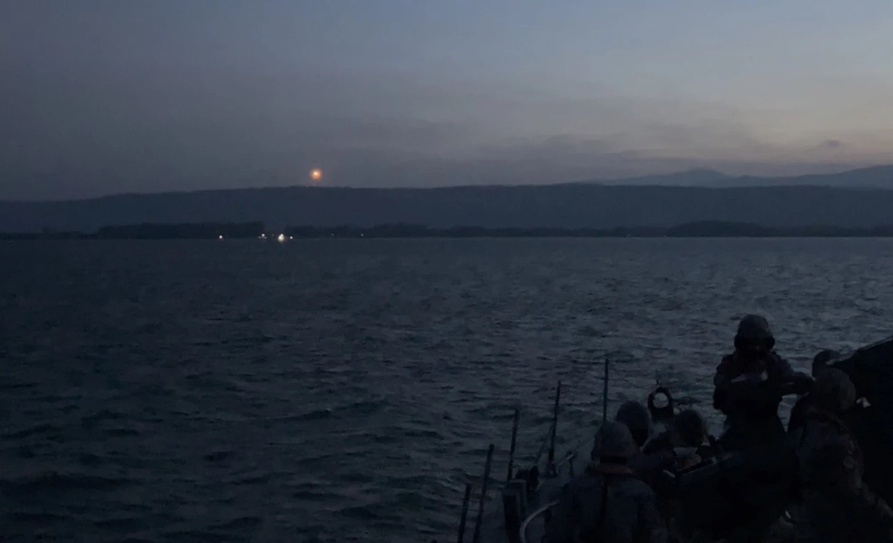 เรือหลวงเทพา ลั่นปืนใหญ่สนับสนุนภาคพื้นดิน บ้านหนองรี ฐานที่มั่นกัมพูชาได้แล้ว 80%