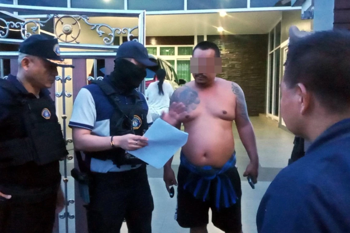 ภาพขณะตำรวจทำการปิดล้อมตรวจค้นจับกุม เชษฐ์ ปาดัง 