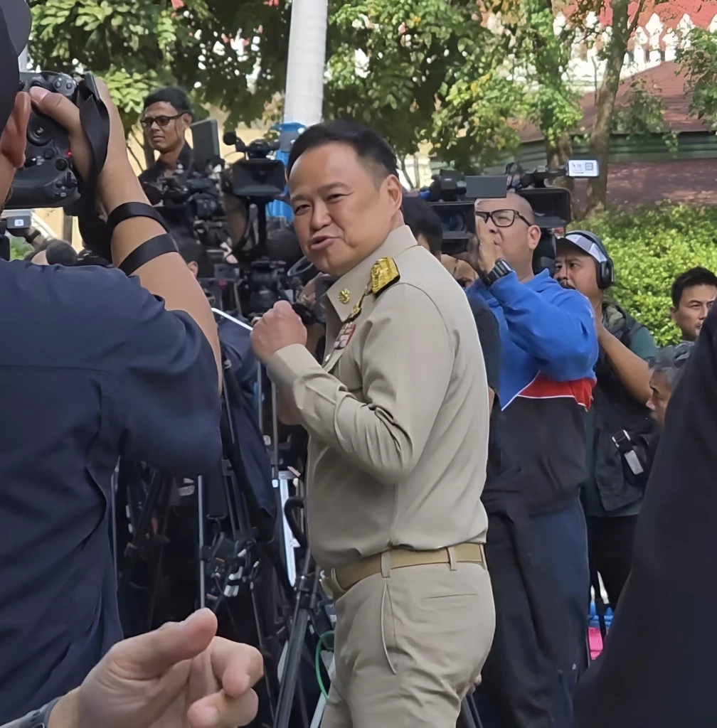 "นายกฯ" ชูกำปั้นลั่น สู้ๆ! ก่อนนำประชุม ครม. ติดตามสถานการณ์สู้รบชายแดนไทย-กัมพูชา