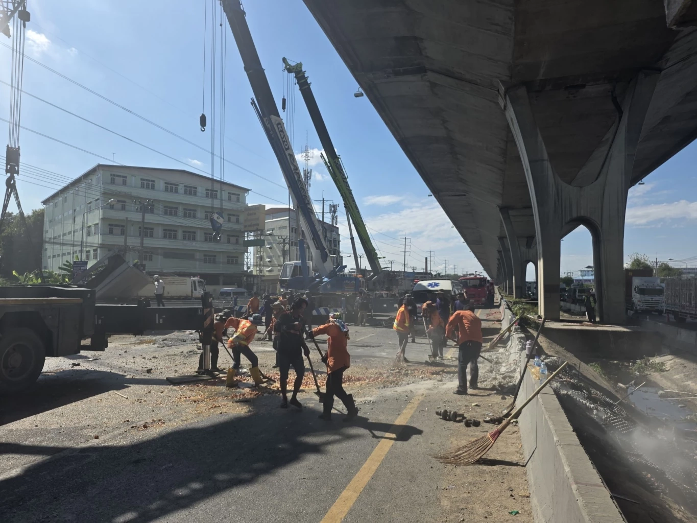 เร่งรื้อถอน - ย้ายคาน "สะพานลอยถล่ม" พร้อมตรวจสอบโครงสร้าง หลังรถบรรทุกชนสะพานจนหล่นทับ