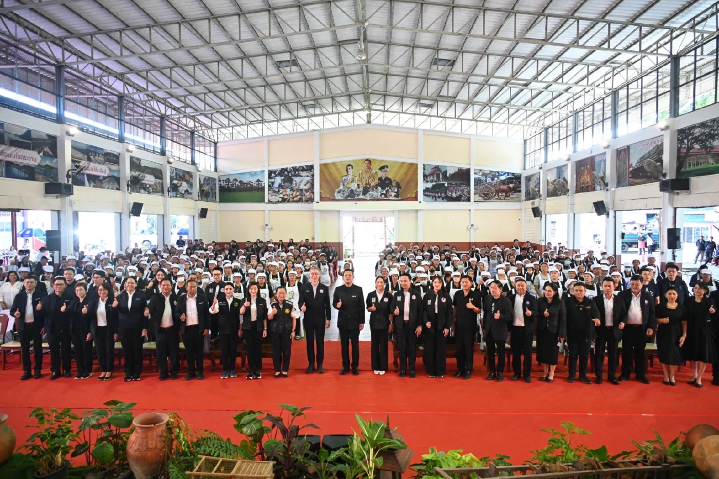 “ธนกร” นำทีม ก.อุตฯ ลุยบ้านลาด สร้างอาชีพเสริมให้ชุมชน