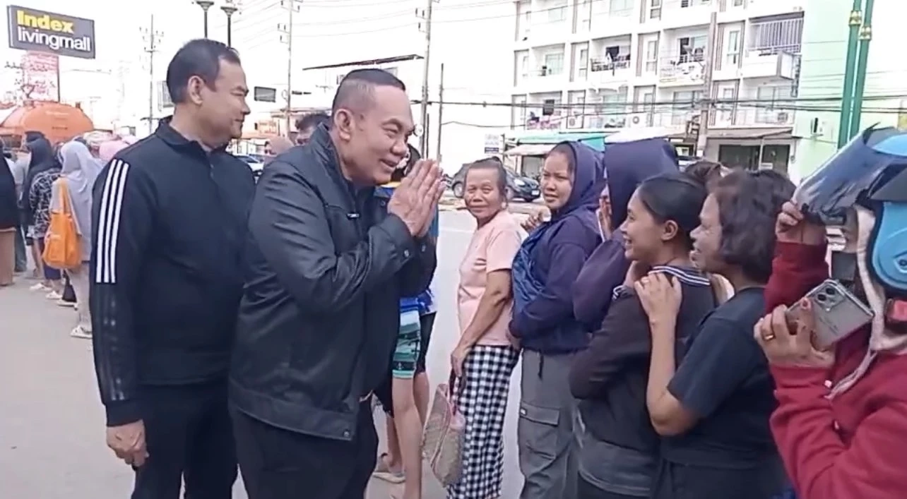 อดีตนายกฯสภาทนายฯลงพื้นที่มอบของยังชีพหาดใหญ่ ช่วย ปชช.ฟ้องรัฐ