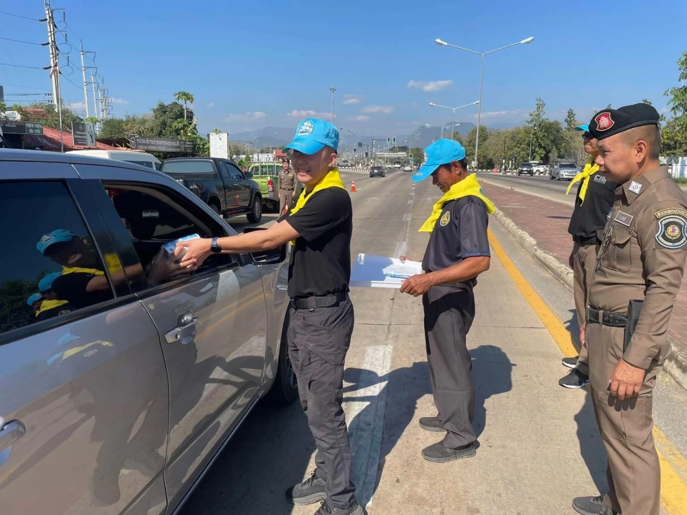 ตำรวจทางหลวง แจกน้ำดื่ม ซุปไก่ ป้องกันอุบัติเหตุปีใหม่ 2569
