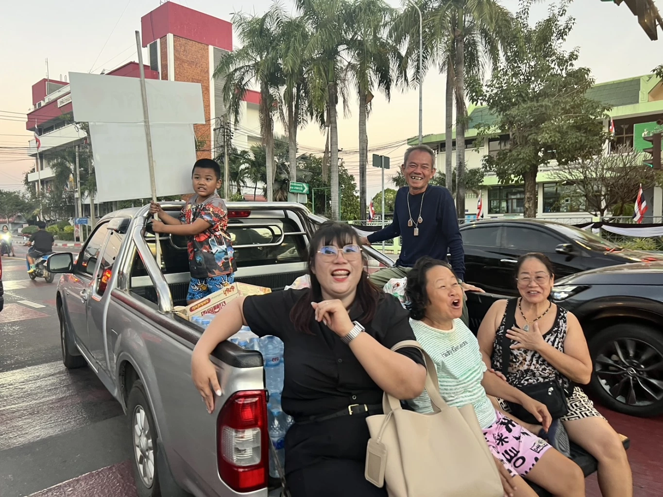 “ธีรรัตน์” รวมน้ำใจชาวลาดกระบัง สู่พี่น้องผู้ประสบภัยชายแดน