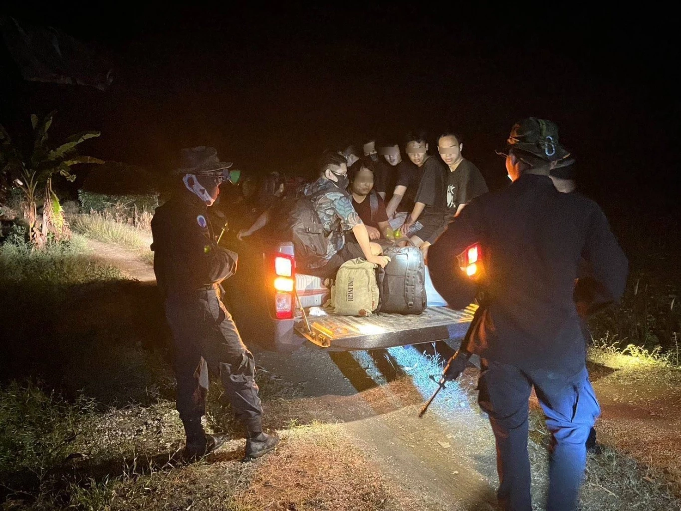 "กองทัพเรือ" จับ "18 จีน 1 เมียนมา" ลอบเข้าชายแดนจันทบุรี เข้มสกัด "อาชญากรรมข้ามชาติ-สแกมเมอร์"