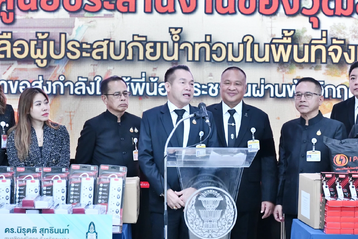 "บิ๊กเกรียง" รับมอบของบริจาคช่วยน้ำท่วมภาคใต้ พร้อมให้กำลังใจ "นายกฯ-รัฐบาล"