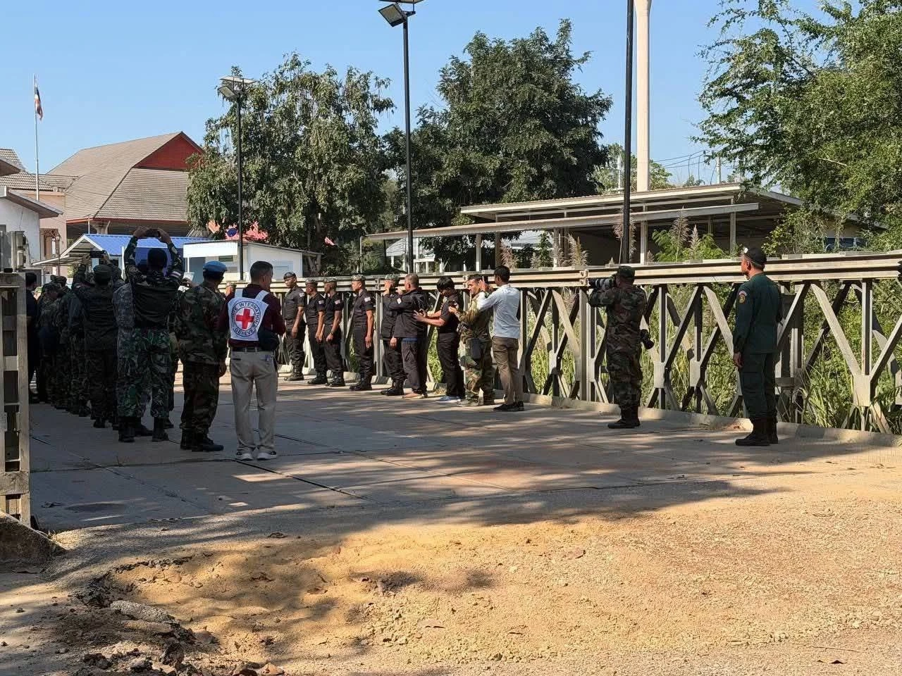 ด่วน! ปล่อย 18 ทหารกัมพูชาแล้ว ที่ด่านถาวรบ้านผักกาด หลังหยุดยิง 72 ชม.