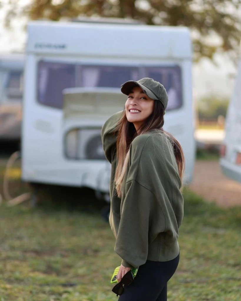 ด่วน! ตำรวจ ปอศ.บุกจับ "นานา ไรบีนา" ที่บ้านพักย่านพระโขนง