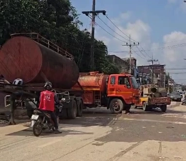 แชร์ว่อน! คลิปรถน้ำล้างบ้านนายกแป้น ขณะบ้านชาวบ้านยังเขรอะ