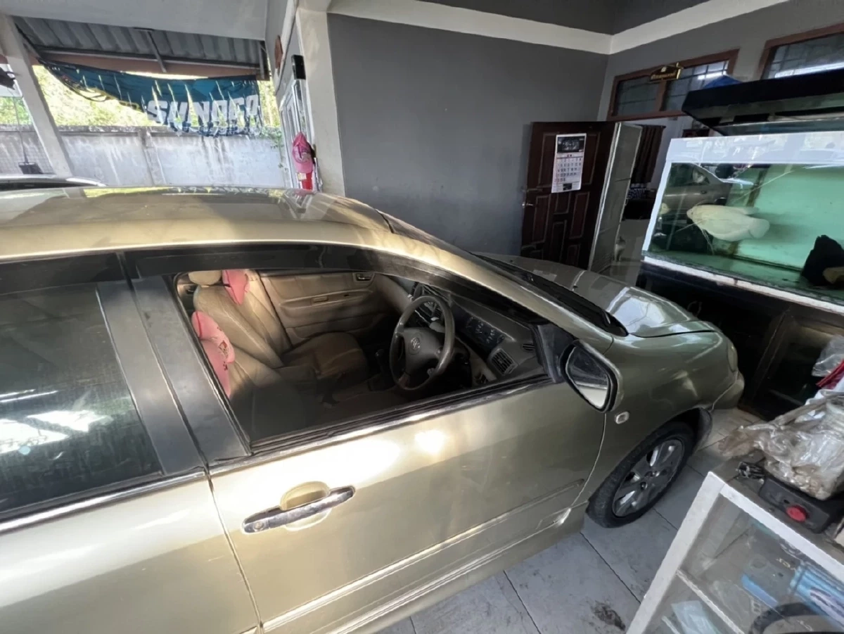 ภาพขณะตำรวจทำการปิดล้อมตรวจค้นจับกุม เชษฐ์ ปาดัง และลูกสมุน