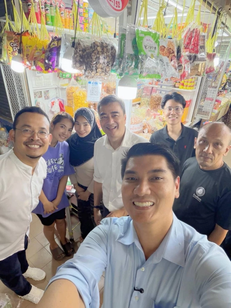 นายศักดิ์สิทธิ์ ขาวทอง (เสื้อฟ้า)