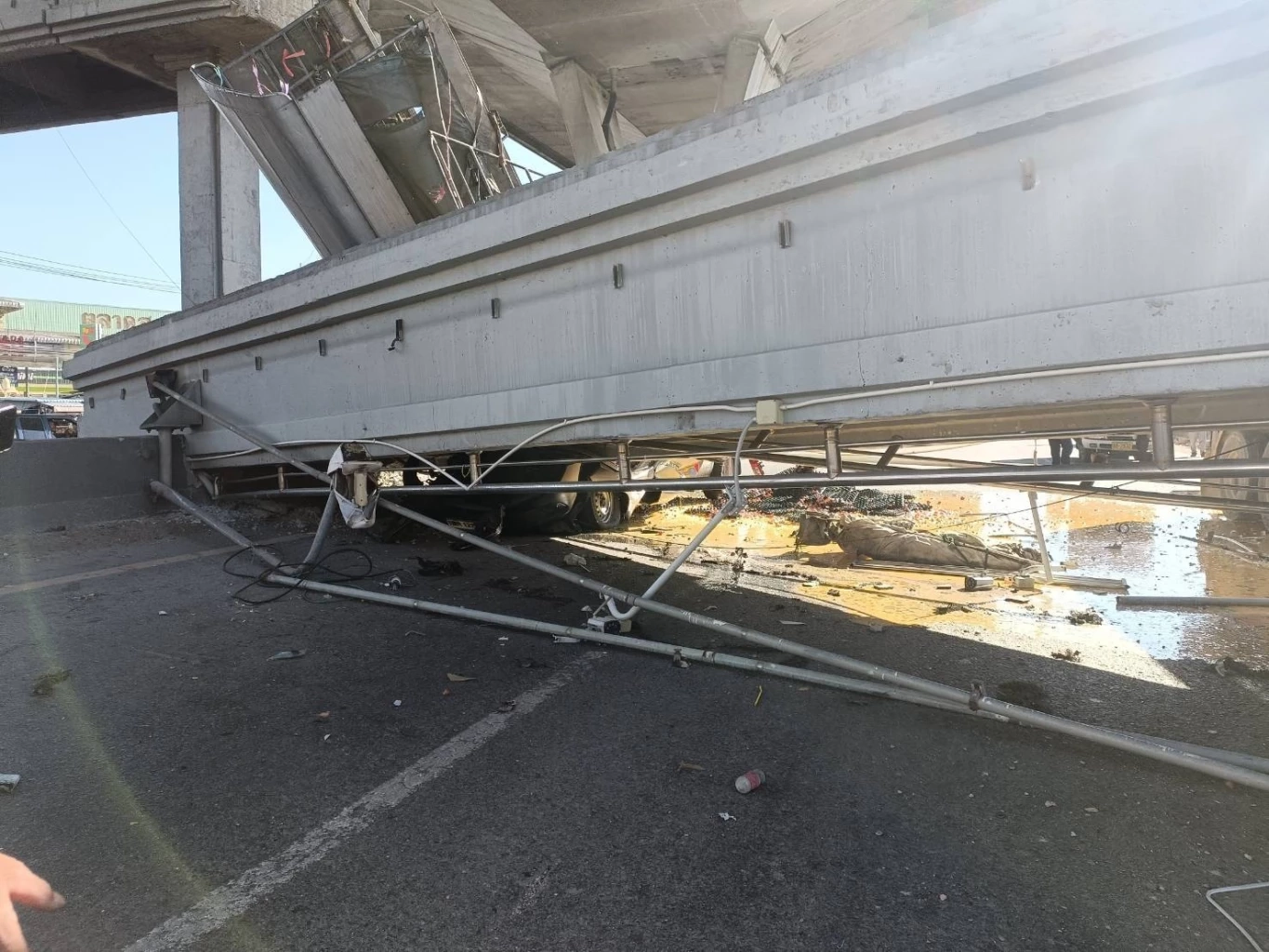 ด่วน! สะพานลอยถล่มทับรถ ตรงข้ามตลาดนำไทย ถ.บางนา-ตราด