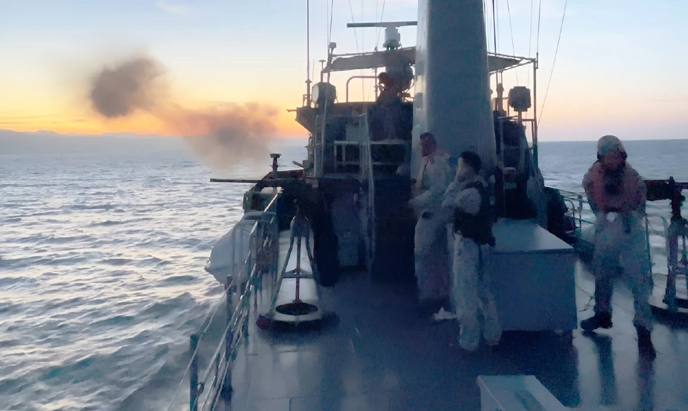 เรือหลวงเทพา ลั่นปืนใหญ่สนับสนุนภาคพื้นดิน บ้านหนองรี ฐานที่มั่นกัมพูชาได้แล้ว 80%