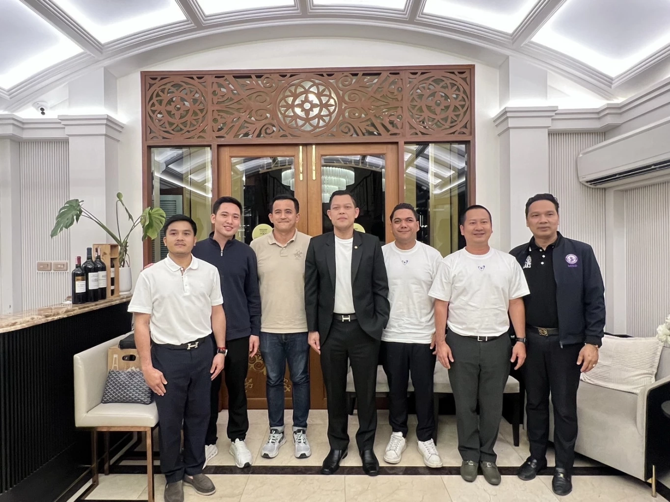 ภาพร่วมโต๊ะอาหารชื่นมื่น ของ “ธนกร” กับ 4 น้องเลิฟกลุ่ม 16