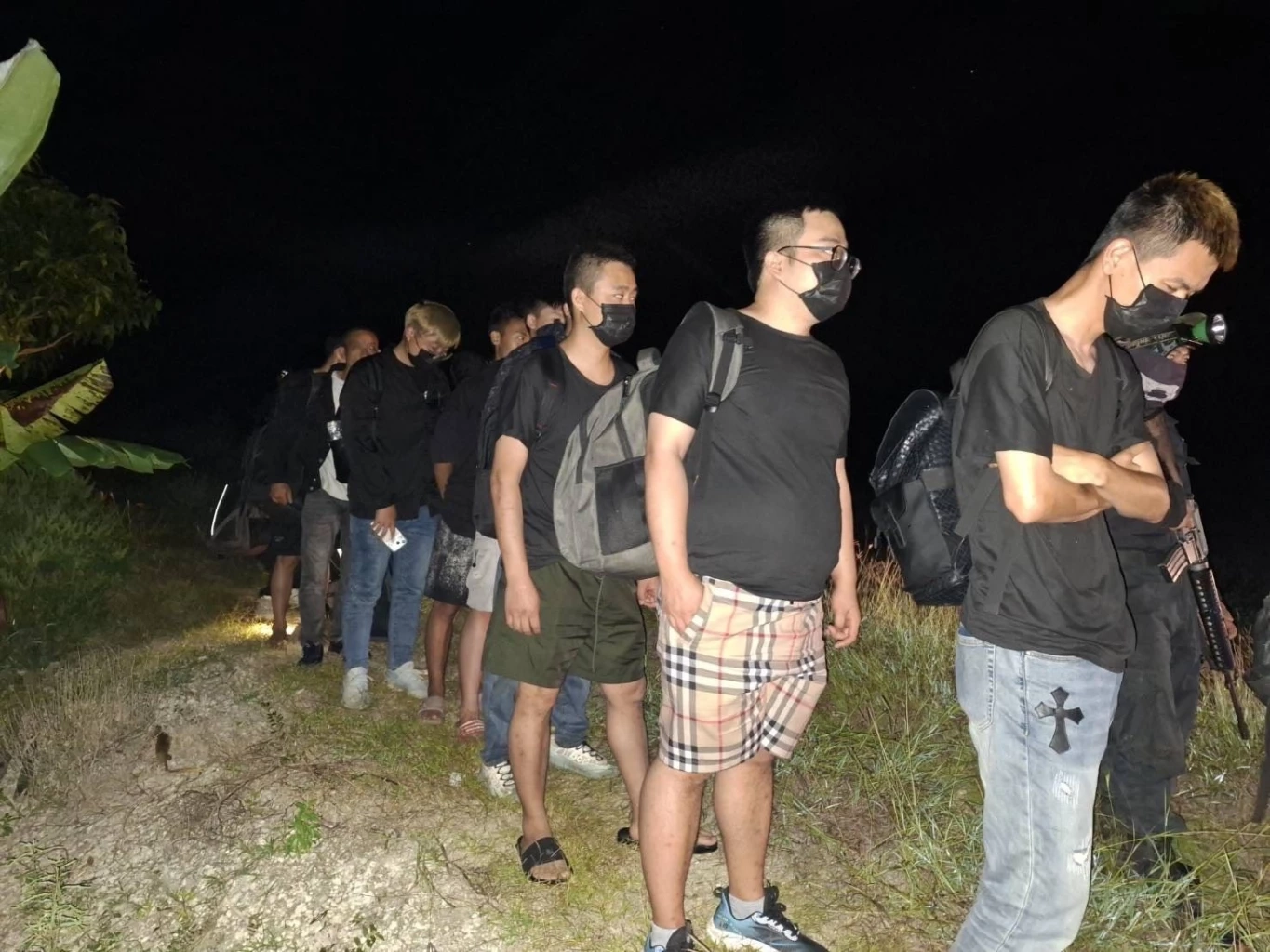 "กองทัพเรือ" จับ "18 จีน 1 เมียนมา" ลอบเข้าชายแดนจันทบุรี เข้มสกัด "อาชญากรรมข้ามชาติ-สแกมเมอร์"