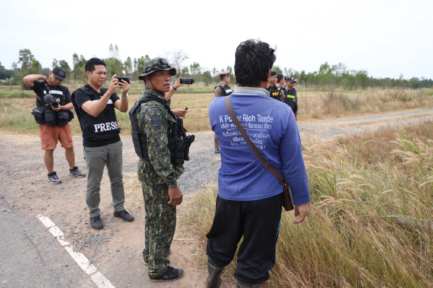"ทหาร–ตร.พนมดงรัก" ลงพื้นที่ หลังกัมพูชายิงจรวด BM-21 กว่า 50 นัด พบสะเก็ดระเบิดกระจาย