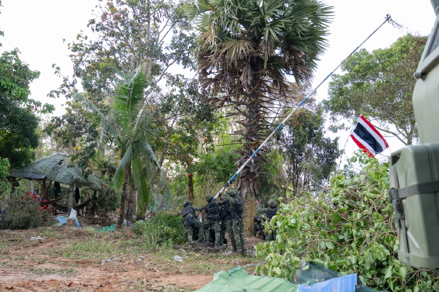 ปะทะเดือดเช้ามืด! ล่าสุด "นาวิก" ปักธงชาติไทย ยึดคืนพื้นที่บ้าน 3 หลัง จ.ตราด (มีคลิป)