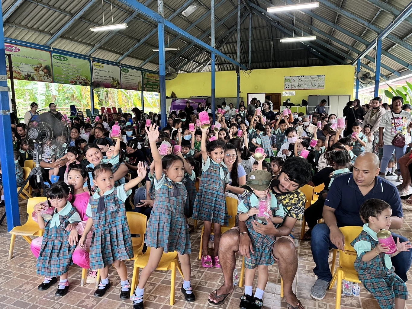 ออมสินหนุนอุปกรณ์เครื่องใช้นักเรียน ช่วยผู้ปกครองชาวหาดใหญ่