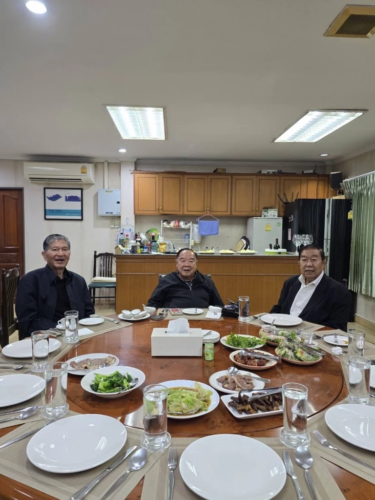 ชื่นมื่น! "เฉลิม" พบ "บิ๊กป้อม" พร้อมสมัครเป็นสมาชิก "พลังประชารัฐ"