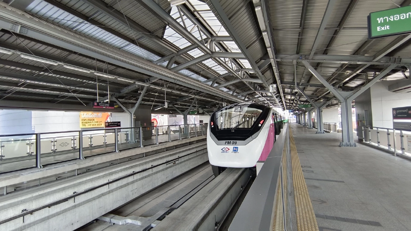 MRT สายสีชมพู เปิดบริการเต็มระบบ หลังระบบรางจ่ายรถไฟฟ้าขัดข้อง