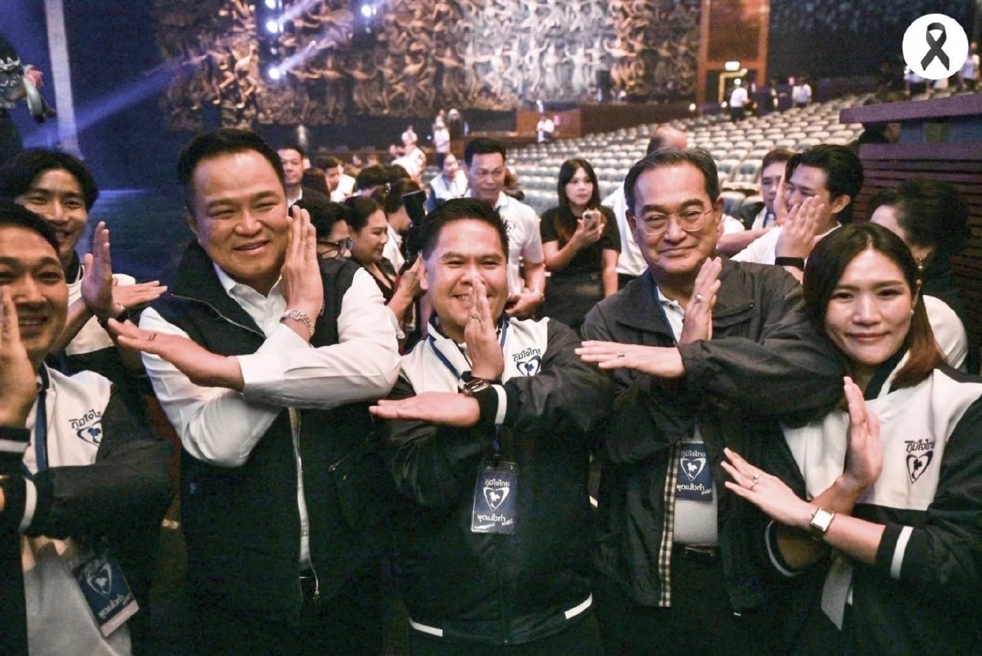 “อนุทิน” โพสต์ภาพ พ่อ-แม่ ทำท่าอุลตร้าแมน หลังชาวเน็ตล้อท่าสโลแกนหาเสียง