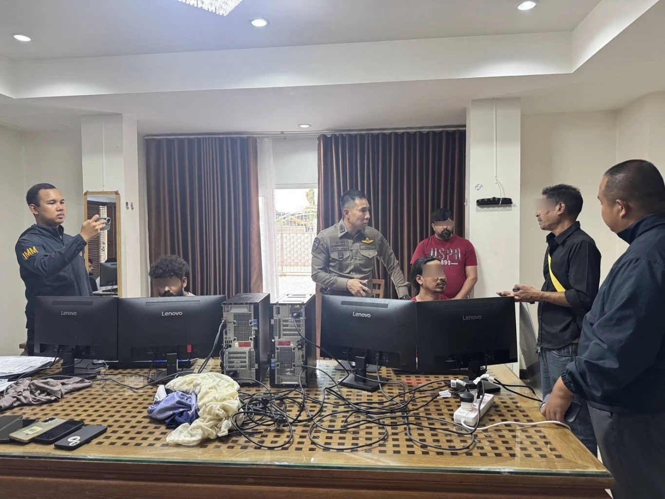 รวบ 19 อินเดีย เช่าบ้านหรูตั้ง แก๊งเปิดเว็บไซต์ออนไลน์ขายของเถื่อน กลางเมืองบางละมุง