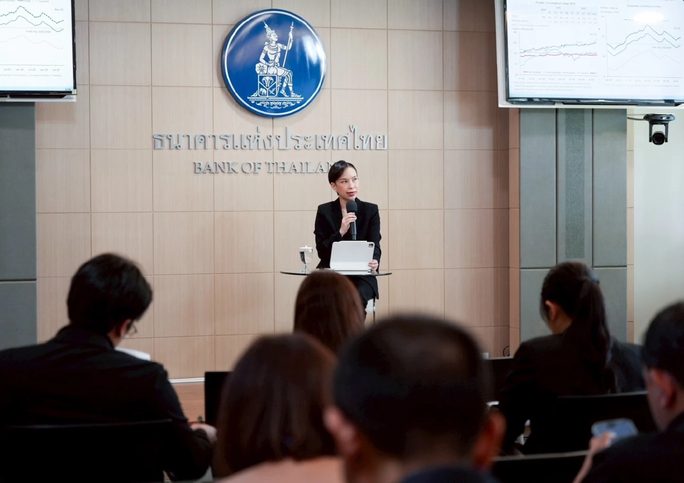 'ส่งออก - ท่องเที่ยว' หนุนเศรษฐกิจ ห่วงบาทแข็งทุบส่งออกไทย