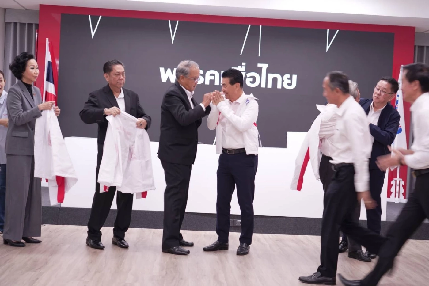 “เทวัญ” ยกทีม สมัครสมาชิกพรรคเพื่อไทย พร้อมส่งผู้สมัคร 3 เขตโคราช