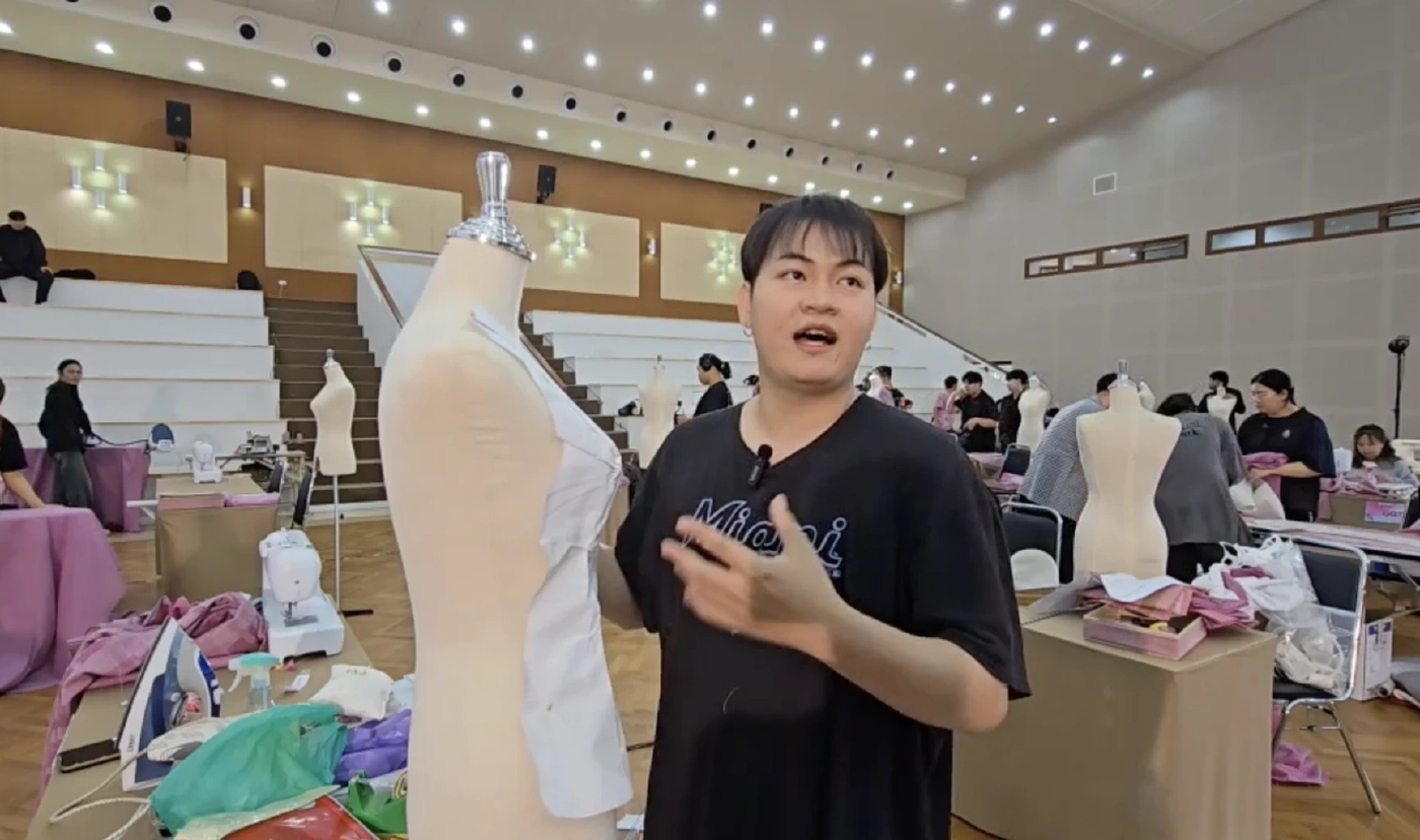 เลาะเวที ”คลั่งรัก ครั่งลำปาง“ ประกวดแฟชั่น ”ผ้าย้อมครั่ง“ เขลางค์นคร