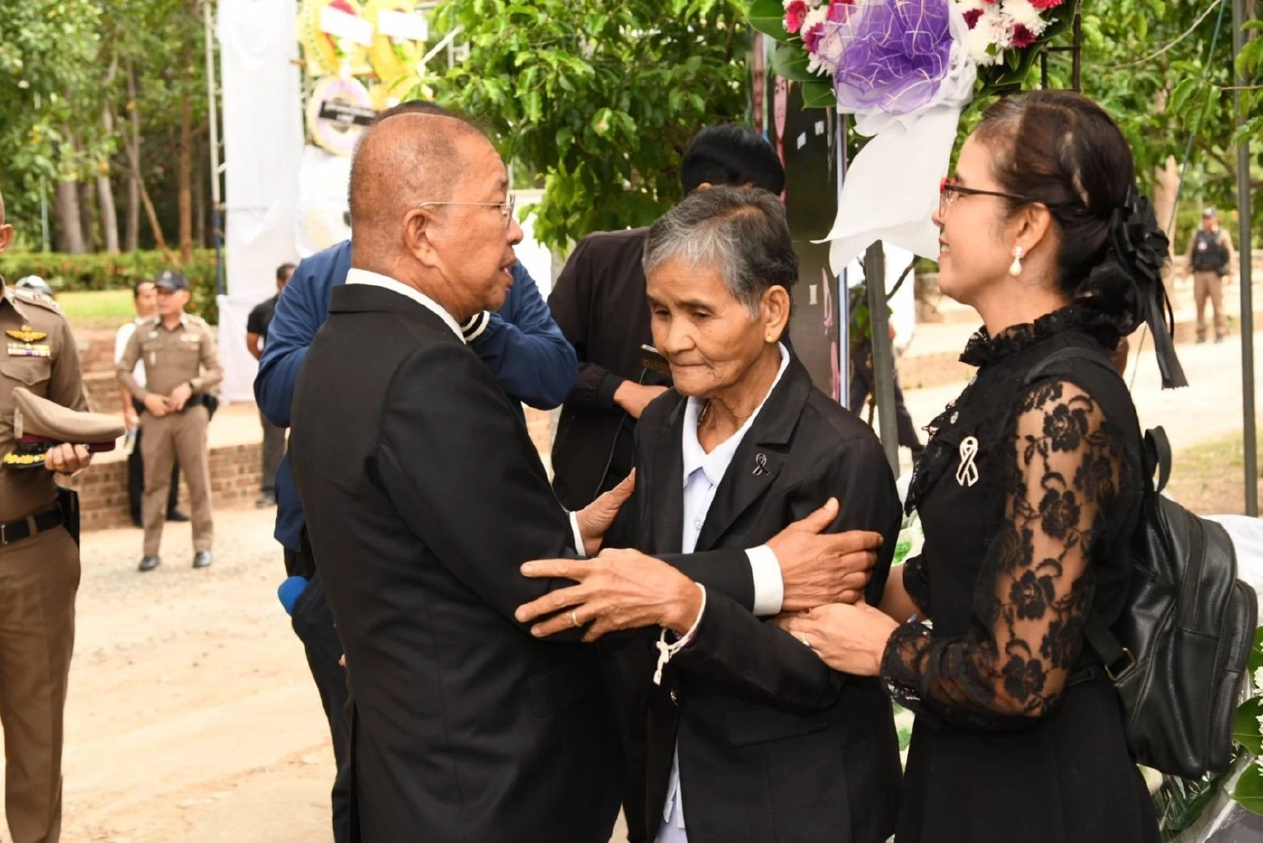 ประธานวุฒิสภา นำทีม สว. เดินทางไปเคารพร่าง "จ่าสิบเอก สำเริง คลังประโคน"