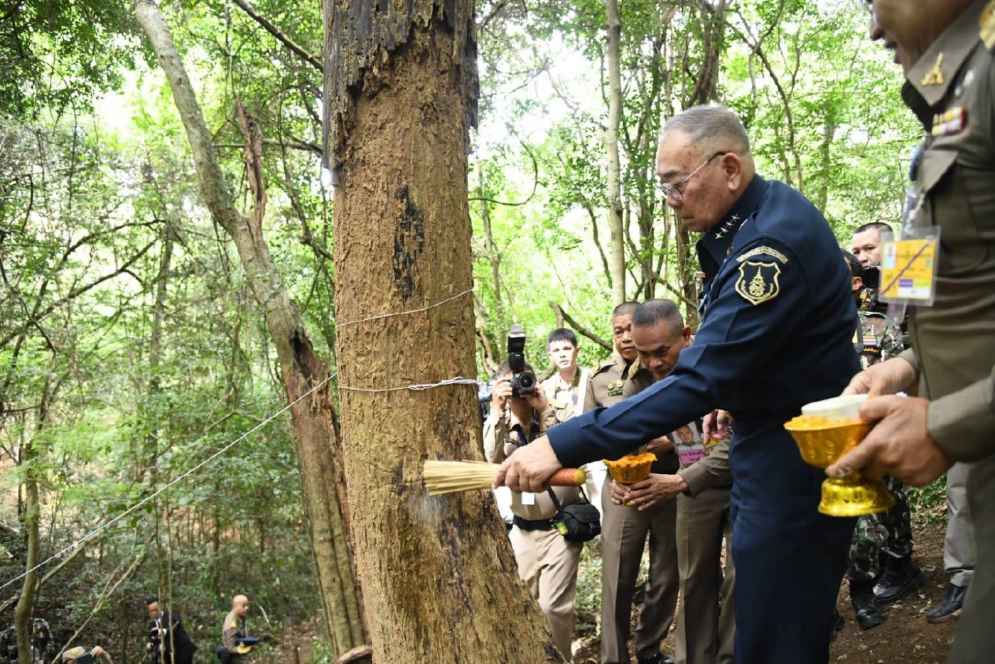 บวงสรวงตัด “ไม้จันทน์หอม” สร้างพระโกศจันทน์ - พระหีบจันทน์