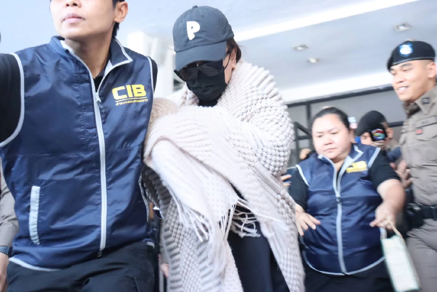 แฉหลักฐานมัด นานา ไรบีนา ปลอมสลิป-ใบโอนหุ้น - ยึดของกลาง 10 ล้าน