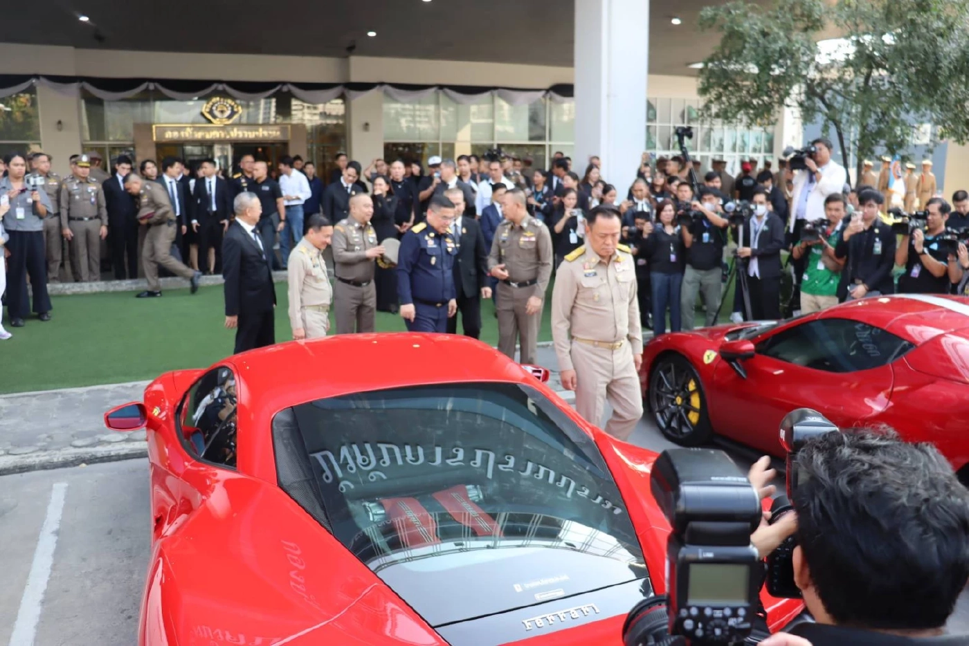 “แตงไทย” หญิงปริศนาที่ถูกยึดทรัพย์พร้อมพวก 9.2 พันล้าน คือใคร